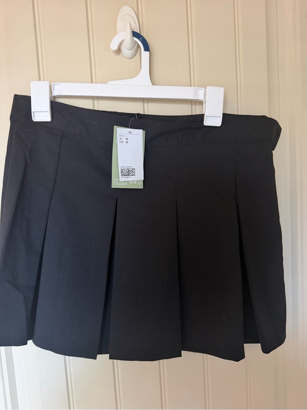 H&M Black Pleated Mini Skirt